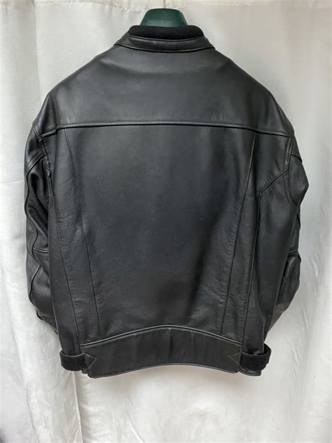 Blouson en cuir vintage avec plaquette à logo .